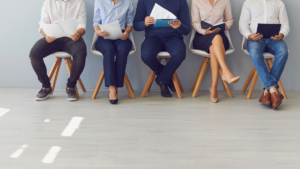 perfiles profesionales Entre las conclusiones de la reunión, destaca la demanda de perfiles laborales en los sectores de hostelería, construcción, cuidados personales y tecnologías de la información, señalados como motores de crecimiento para los próximos años. Las comisiones, compuestas por expertos en orientación laboral, formación para el empleo y emprendimiento, trabajan en conjunto para diseñar estrategias de inserción laboral, promoviendo a su vez acciones de capacitación y actualización de habilidades en áreas prioritarias. Además de la generación de empleo, durante la reunión, la concejal Bernabé ha resaltado una favorable perspectiva para el emprendimiento en sectores como la informática, la consultoría empresarial, el mantenimiento de vehículos y las actividades de salud y odontología. La restauración destaca como una de las actividades de emprendimiento con mayor viabilidad, dado el dinamismo y potencial de crecimiento que presenta en el municipio. "Desde el Ayuntamiento de Murcia, a través del Plan Municipal de Empleo y Promoción Económica, reafirmamos nuestro compromiso por impulsar un crecimiento laboral inclusivo y sostenible, así como facilitar el autoempleo y el emprendimiento. Queremos que cada murciano tenga acceso a las oportunidades laborales que nuestro municipio ofrece", ha señalado la concejal Bernabé Por otra parte, el diagnóstico anual elaborado por el Observatorio de Desarrollo Rural, Local y Empleo destaca que el municipio de Murcia registró el pasado septiembre el mayor número de afiliados a la Seguridad Social de su historia en ese mes, con 245.133 trabajadores activos. De igual forma, se ha informado de una reducción del 6% en el desempleo registrado en comparación con el año anterior, consolidando una tendencia positiva en la creación de empleo. En la reunión también se ha informado de un importante incremento de la contratación en octubre, de tal manera que en el municipio de Murcia se han formalizado un total de 19.969 contratos, lo que supone un crecimiento mensual del 23,53%. Durante la reunión también se han reconocido retos importantes en el acceso al empleo para colectivos vulnerables, entre ellos las mujeres y personas mayores de 45 años, para quienes las comisiones diseñarán medidas específicas de apoyo y empleabilidad, con el fin de mejorar la situación laboral en este sector de la publicación. En cuanto a la formación, las áreas con mayor empleabilidad incluyen informática y comunicaciones, hostelería y turismo, sanidad, y mantenimiento de vehículos, siendo las profesiones TIC y las ingenierías las que presentan mayores dificultades para cubrir vacantes, una realidad que impulsa a las comisiones a fomentar una formación técnica y especializada en estas áreas de alta demanda. "A través de las Comisiones Técnicas de Trabajo reforzamos la coordinación y colaboración entre entidades públicas, sector privado y organismos de formación, consolidando un modelo de empleo y emprendimiento que prioriza la sostenibilidad, el desarrollo y la integración social en cada uno de sus ámbitos", ha finalizado la edil Bernabé.
