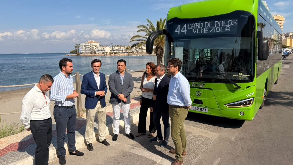 Refuerzo del transporte público en La Manga este verano con más autobuses eléctricos y pago con tarjeta